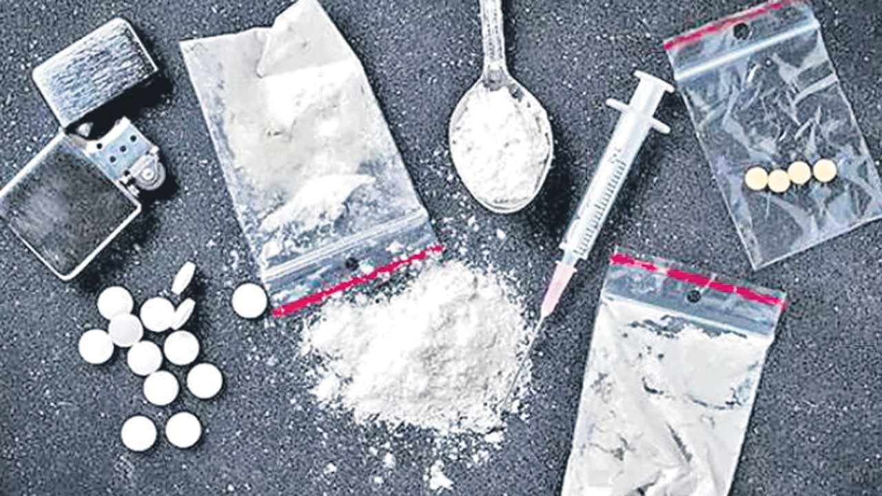 మత్తు తీసుకుని.. ఇద్దరి మృతి