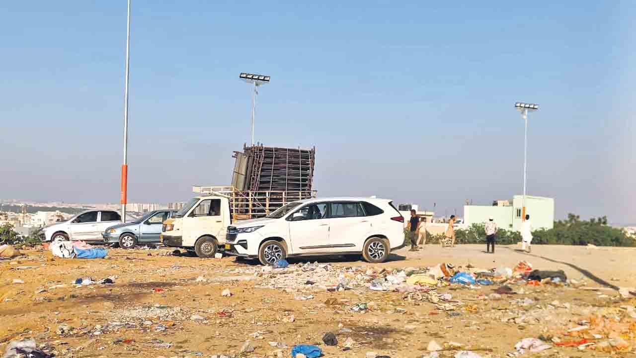 పార్కింగ్‌ ప్లేస్‌.. డంపింగ్‌ స్పాట్‌