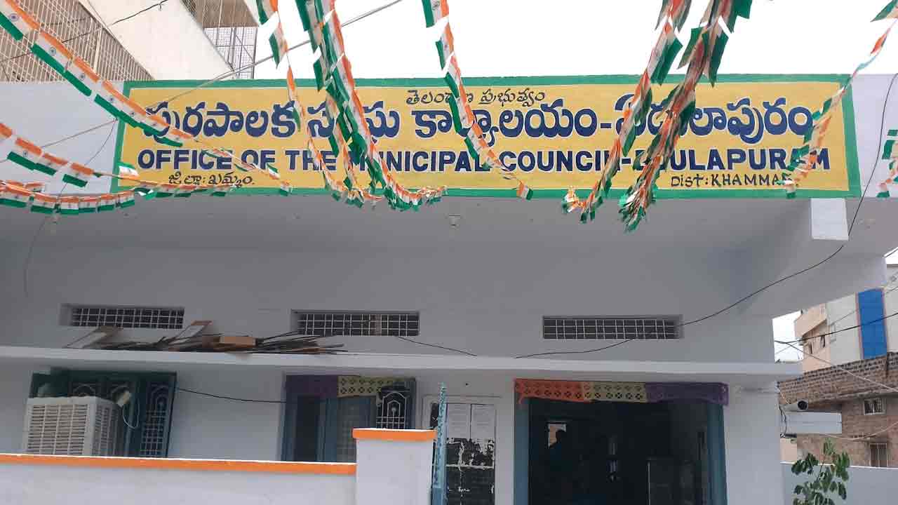 Khammam | భార్యభర్తలకు వేర్వేరు పోలింగ్ కేంద్రాలు.. ఏదులాపురం మున్సిపాలిటీలో చిత్రవిచిత్రాలు