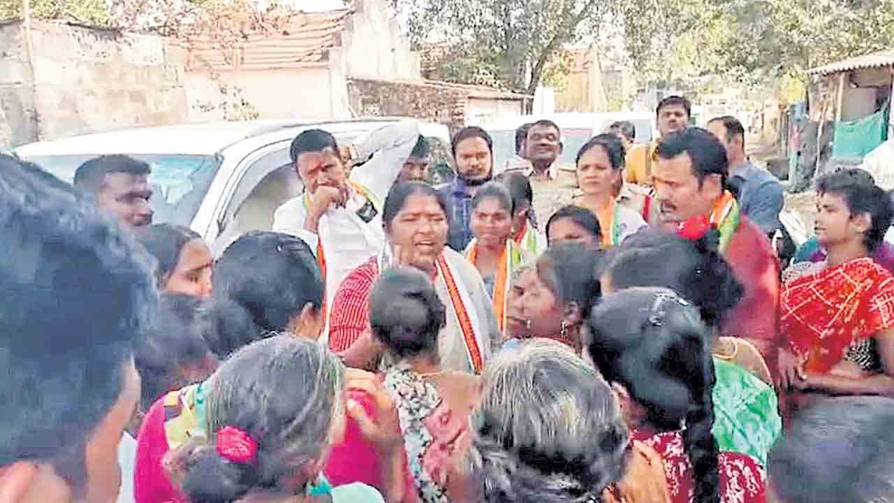 మర్లవడ్డ గ్రామాలు.. కాంగ్రెస్‌ ప్రజాప్రతినిధులపై జనాగ్రహం