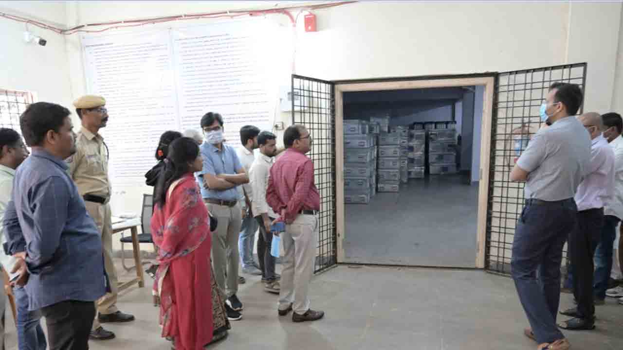 Collector Prateek Jain | ఈవీఎం గోడౌన్‌ను పరిశీలించిన కలెక్టర్‌ ప్రతీక్‌ జైన్‌