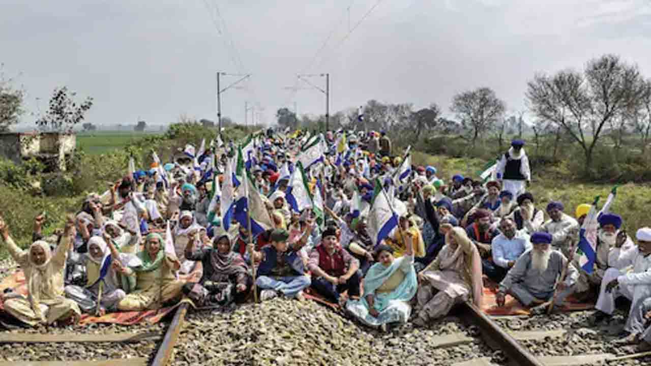 విద్యుత్తు బిల్లుకు వ్యతిరేకంగా పంజాబ్‌ రైతుల రైల్‌రోకో