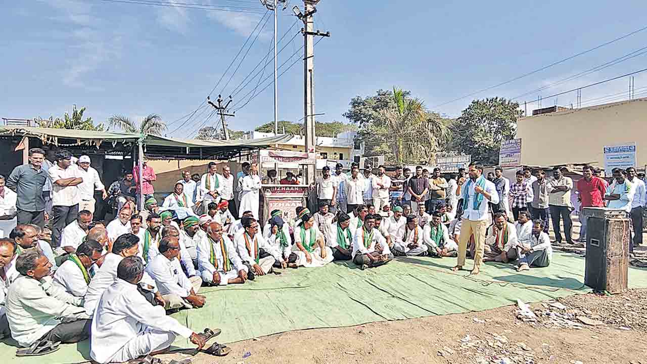 బేలలో రైతుల బంద్‌ సక్సెస్‌.. మద్దతు తెలిపిన అఖిలపక్ష నాయకులు