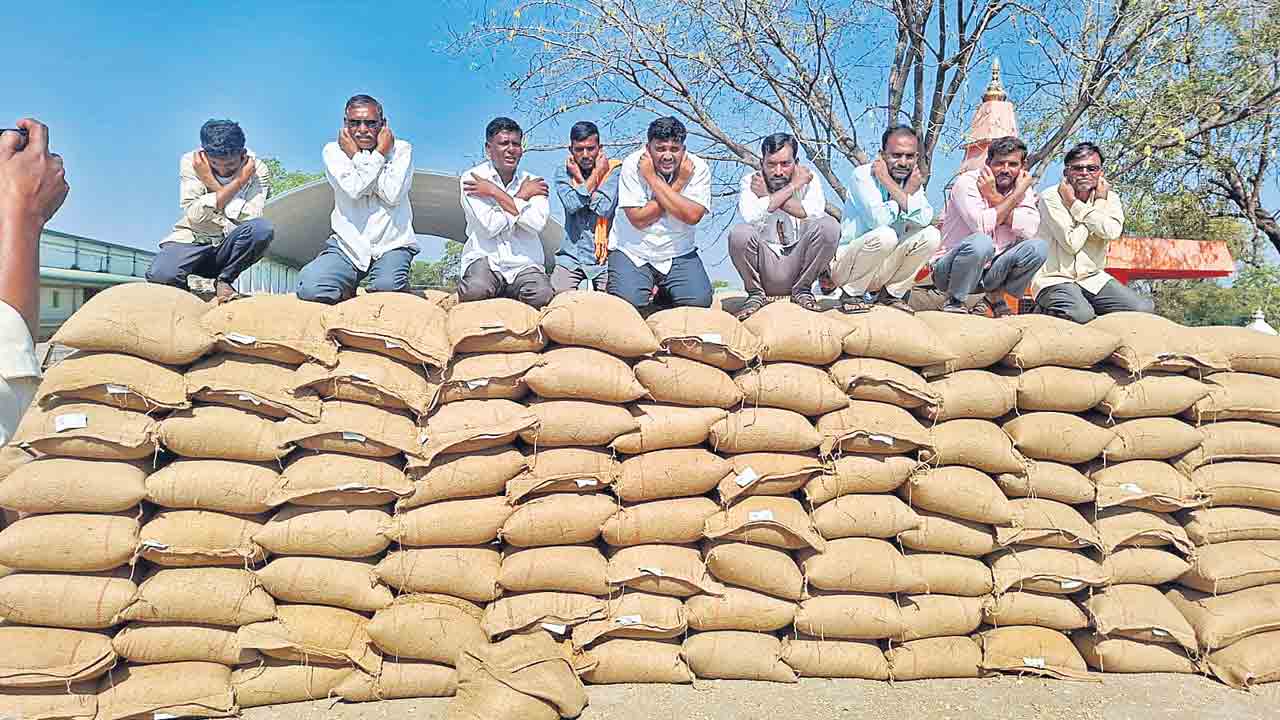 ప్రభుత్వాన్ని నమ్మి పంటను అమ్మి తప్పుచేసినం