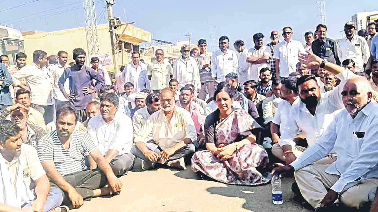 ఆగ్రహించిన సోయా రైతు.. కొనుగోలు చేయాలని అంతర్రాష్ట్ర రహదారిపై ధర్నా