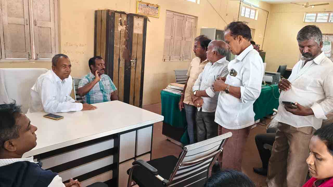 Urea booking | రైతులకు యాప్‌పై యూరియా బుకింగ్ : వ్యవసాయ శాఖ అధికారి దేవ కుమార్