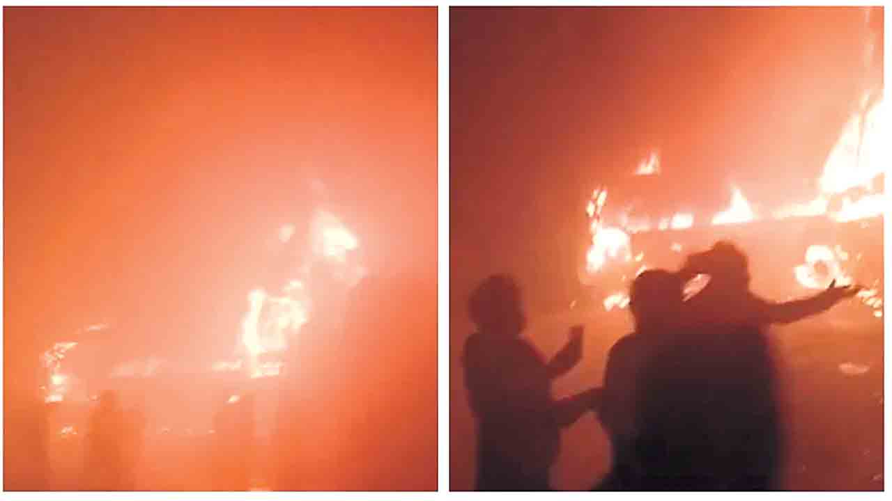 ఢిల్లీ-ఆగ్రా ఎక్స్‌ప్రెస్‌వేపై బస్సుల్లో మంటలు