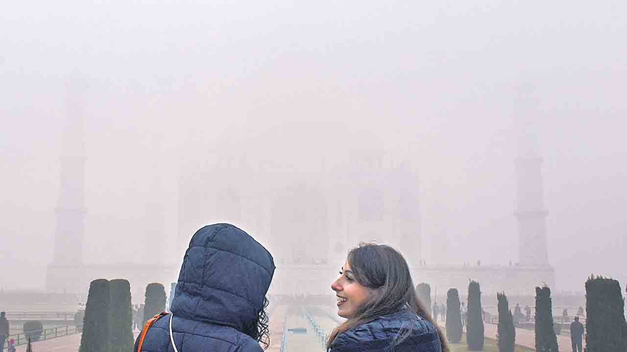 పొగమంచు గుప్పిట్లో ఉత్తరాది!.. ఢిల్లీలో 152 విమానాల రద్దు