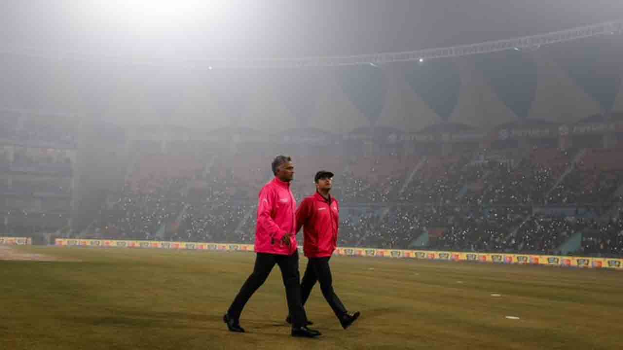 IND vs SA | స్టేడియాన్ని కప్పేసిన పొగమంచు.. టాస్ వేయకుండానే నాలుగో టీ20 రద్దు..!