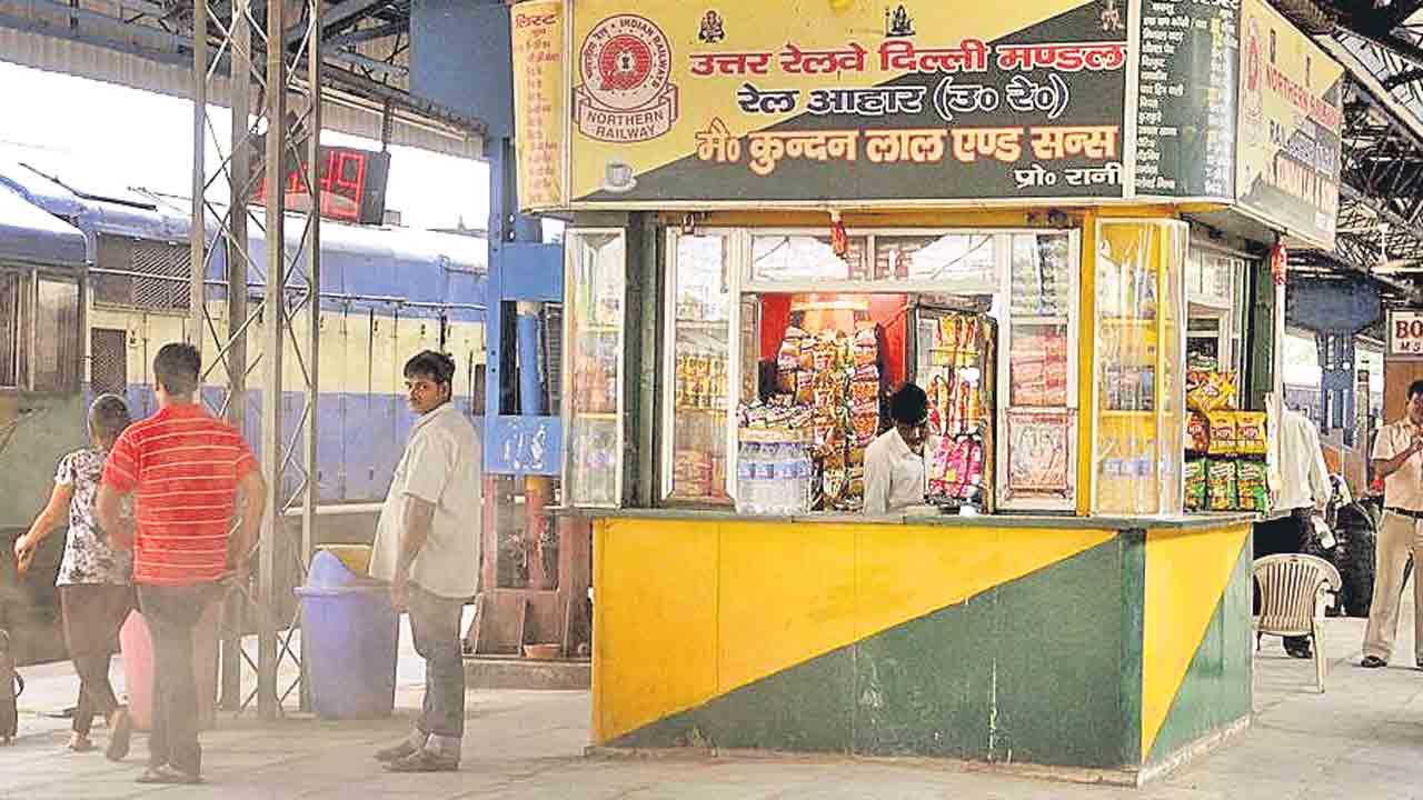 రైల్వే స్టేషన్లలో ఫాస్ట్‌ఫుడ్‌ ఔట్‌లెట్లు!