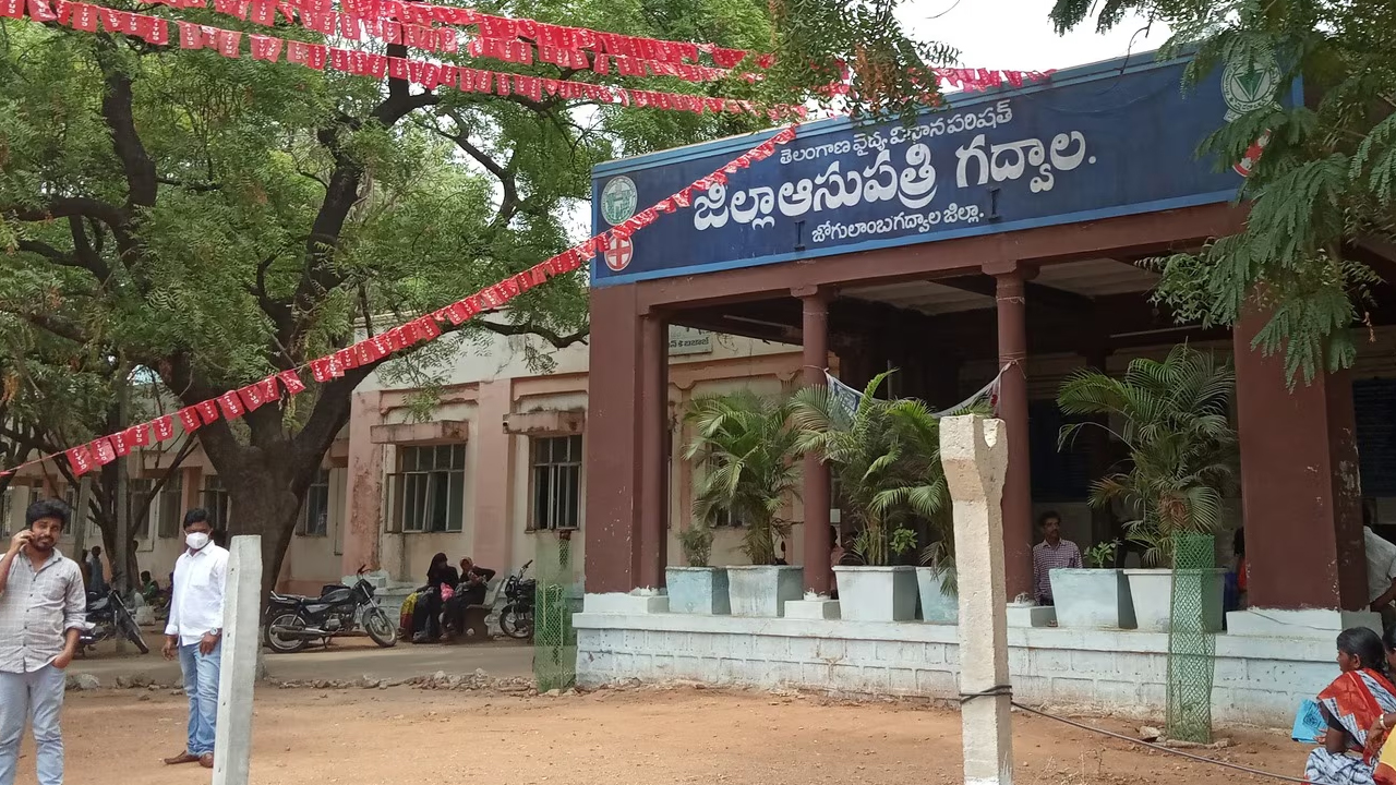 Food Poison | గద్వాల ఎస్టీ హాస్టల్‌లో ఫుడ్‌ పాయిజన్‌.. 12 మంది విద్యార్థులకు అస్వస్థత, ఒకరికి సీరియస్‌