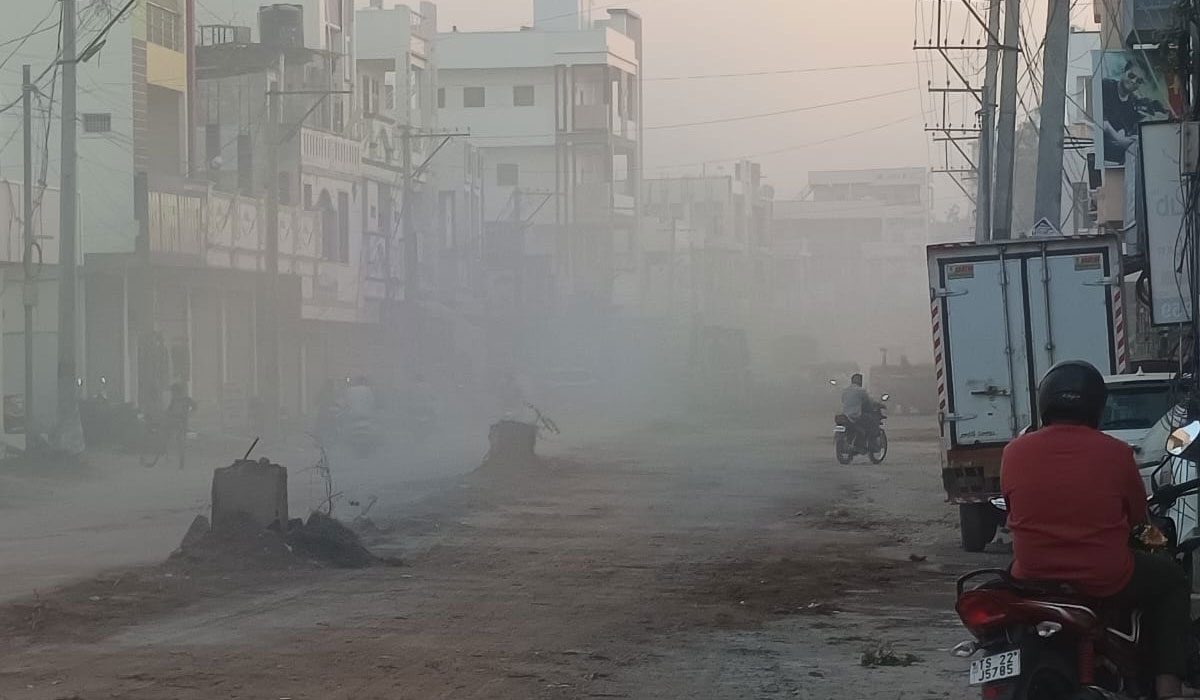 Dust Effect | పొగమంచు కాదు.. దుమ్ము ఎఫెక్ట్..! గోదావరిఖని మార్కండేయ కాలనీలో డివైడర్ కూల్చివేతలు