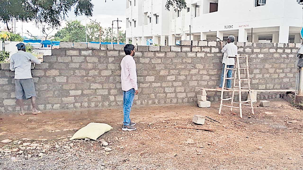 సంపన్నులకు రక్ష.. పేదలపై కక్ష