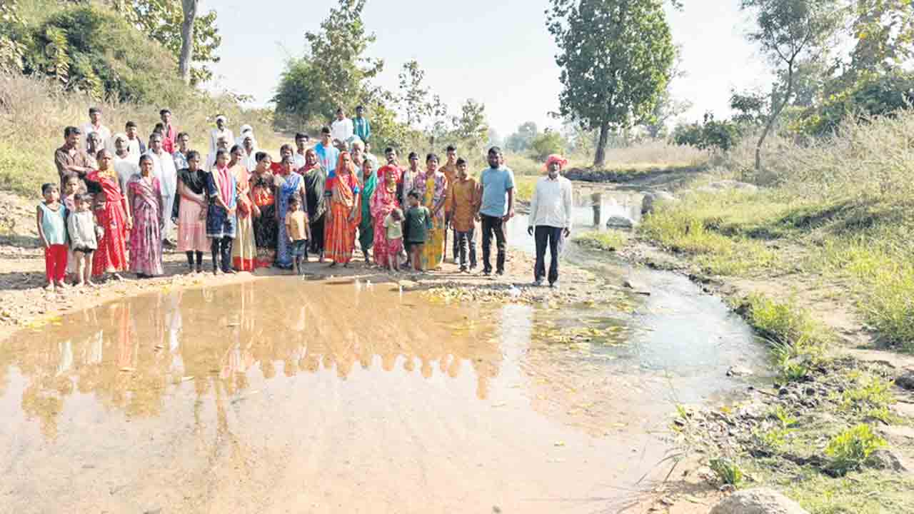 ఓటు వేయం.. అభివృద్ధి జరగలేదని గ్రామ శివారుల్లో నిరసన