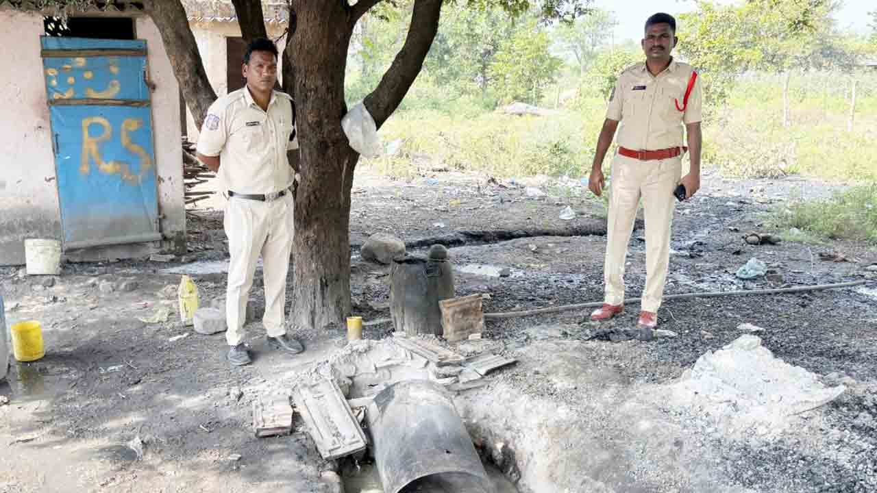 Kasipeta | గుడుంబా స్థావరాలపై దేవాపూర్ పోలీసుల దాడులు