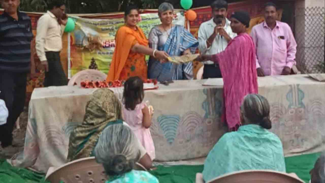 Kazipet | కాజీపేటలో పేద వృద్దులకు, చీరలు దుప్పట్లు పంపిణీ