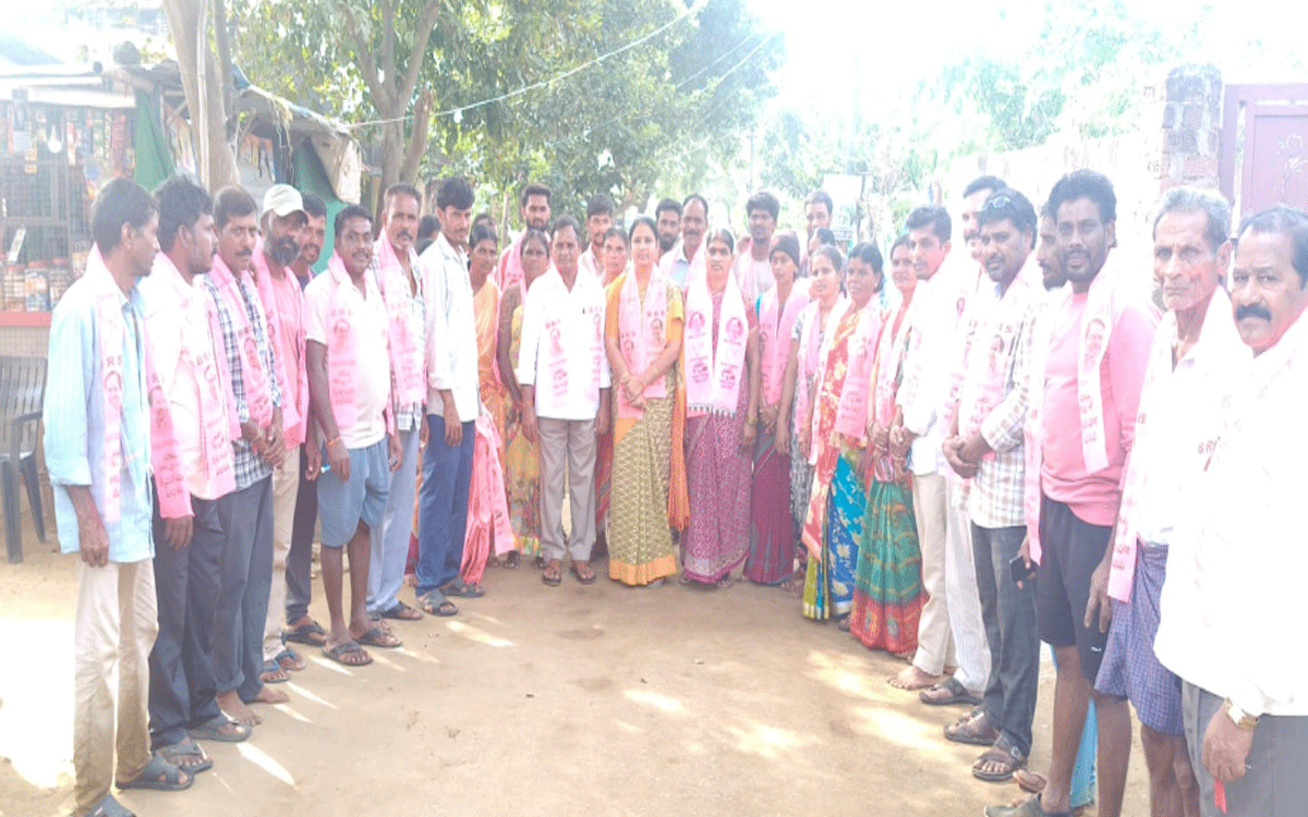 Yellandu : రొంపేడు మాజీ స‌ర్పంచ్‌తో పాటు 50 కుటుంబాలు బీఆర్ఎస్‌లో చేరిక‌