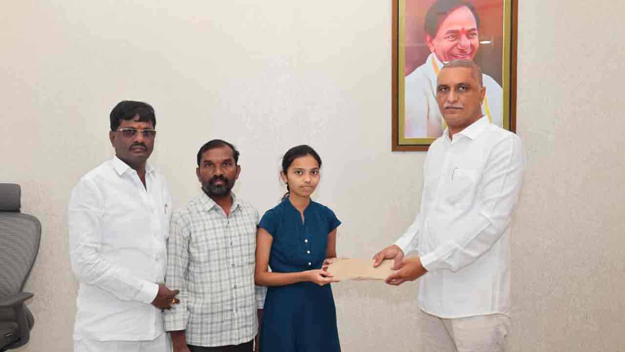 Harish Rao | సీటు మీది.. ఫీజు నాది.. ఎంబీబీఎస్ సీటు సాధించిన పేద దళిత విద్యార్థినికి హరీశ్‌రావు చేయూత