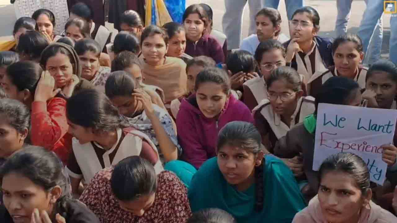 Students agitation | అధ్యాపకులను నియమించాలని రోడ్డెక్కిన విద్యార్థినులు