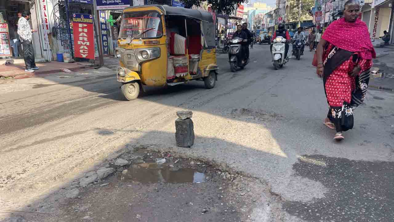 Hanumakonda | కాంగ్రెస్ భవన్‌ రోడ్‌లో జరభద్రం..! ప్రమాదకరంగా గుంత.. అడ్డుగా పెట్టిన బండరాళ్లు