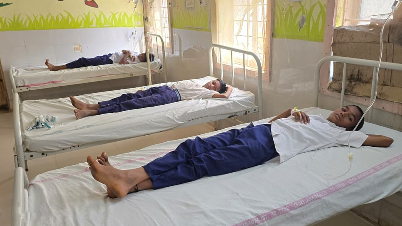 Food Poison | గద్వాల ఎస్టీ హాస్టల్‌లో ఫుడ్‌ పాయిజన్‌.. 12 మంది విద్యార్థులకు అస్వస్థత, ఒకరికి సీరియస్‌