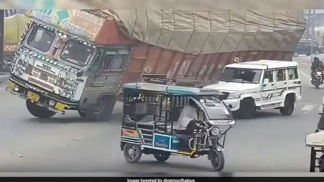 Husk Truck: ఉన‌క లారీ బోల్తా.. ప్ర‌మాదంలో బోలెరో నుజ్జు నుజ్జు… డ్రైవ‌ర్ మృతి | వీడియో