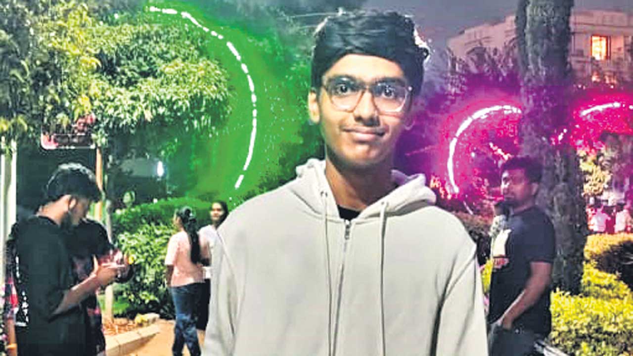 కాలేజీ హాస్టల్‌లో విద్యార్థి ఆత్మహత్య