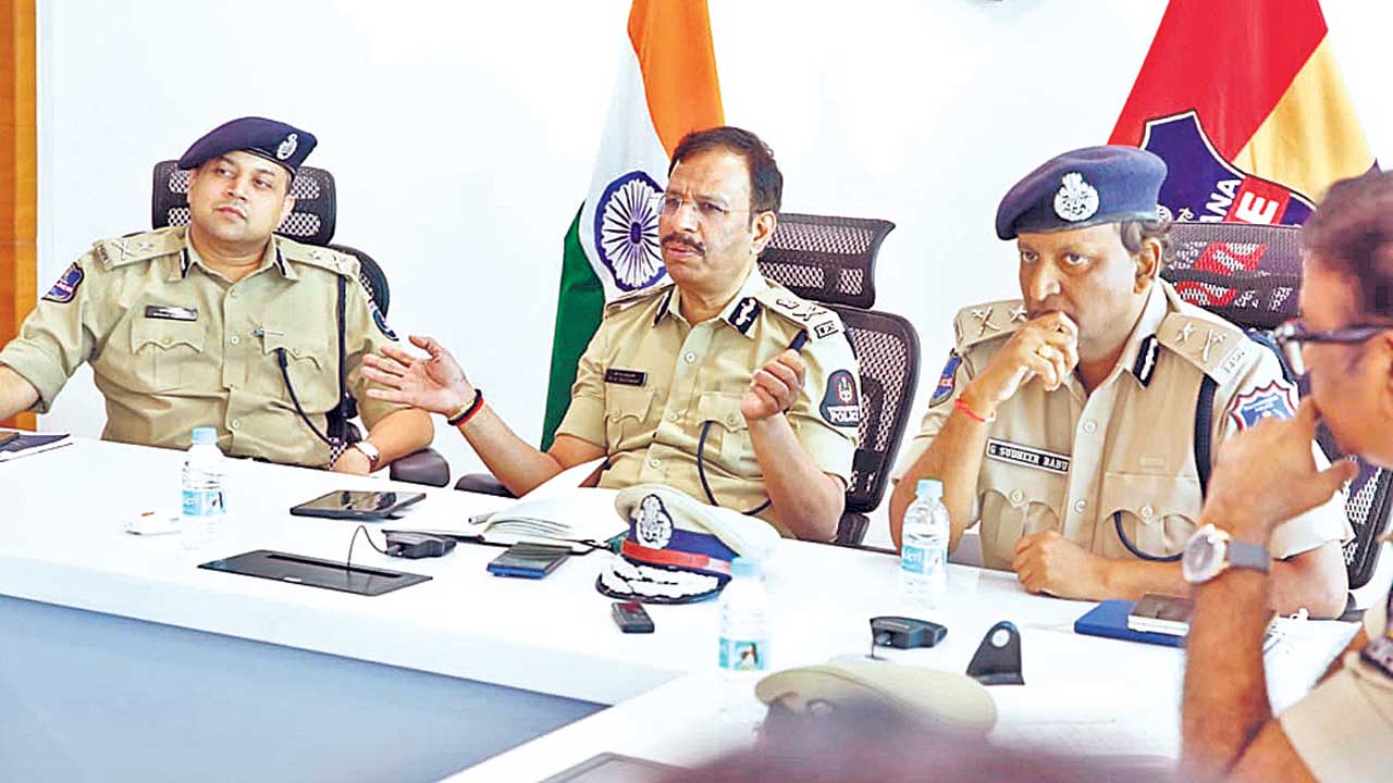 పోలీసులకు సరిహద్దులెందుకు?