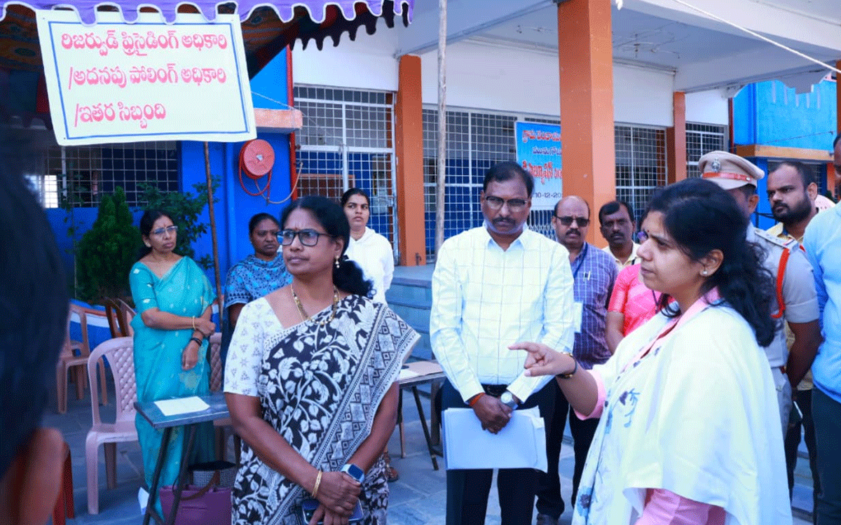 Munugode : దూర పోలింగ్ కేంద్రాల‌కు ముందుగా మెటీరియ‌ల్ పంపాలి : కలెక్టర్ ఇలా త్రిపాఠి