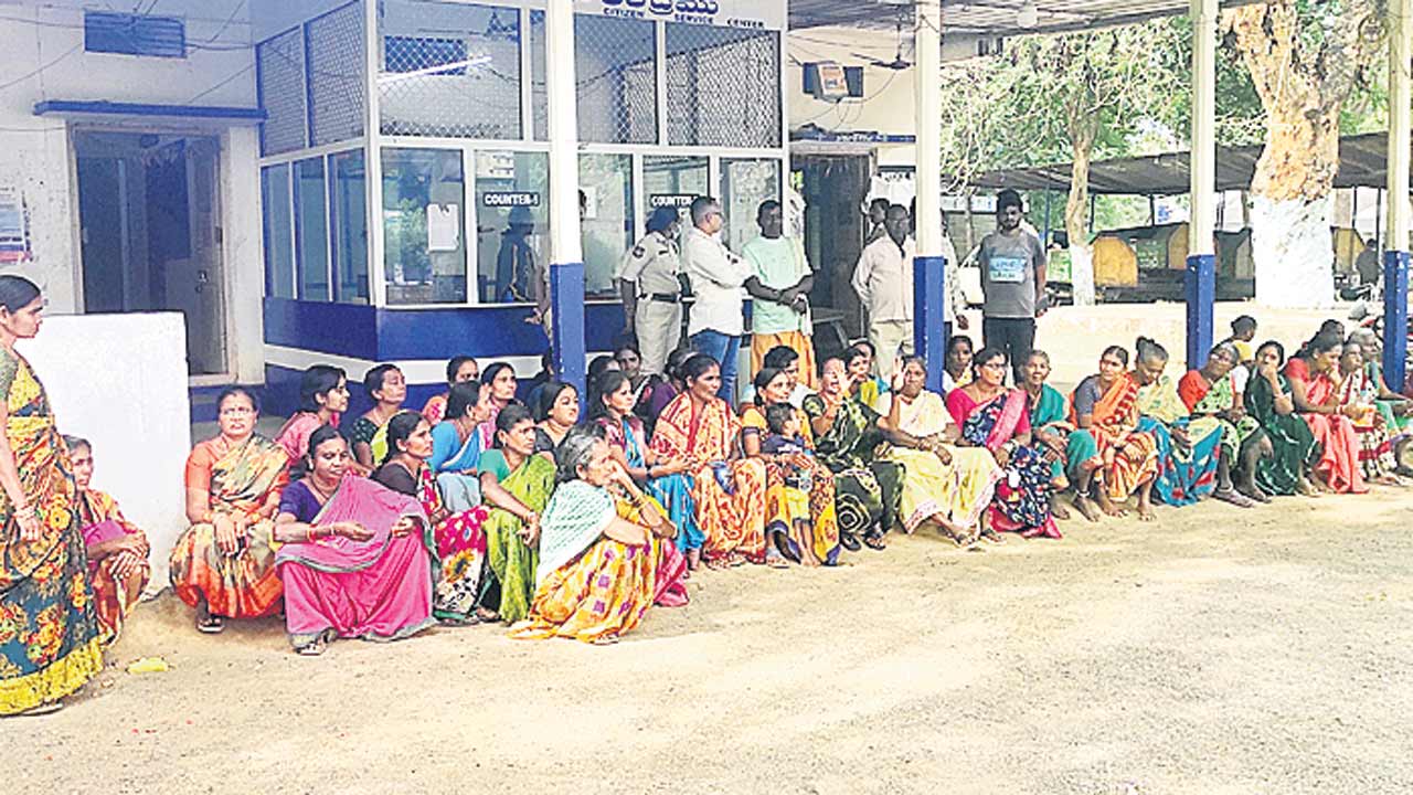 వసతులు కల్పిస్తేనే మార్కెట్‌లో విక్రయిస్తాం