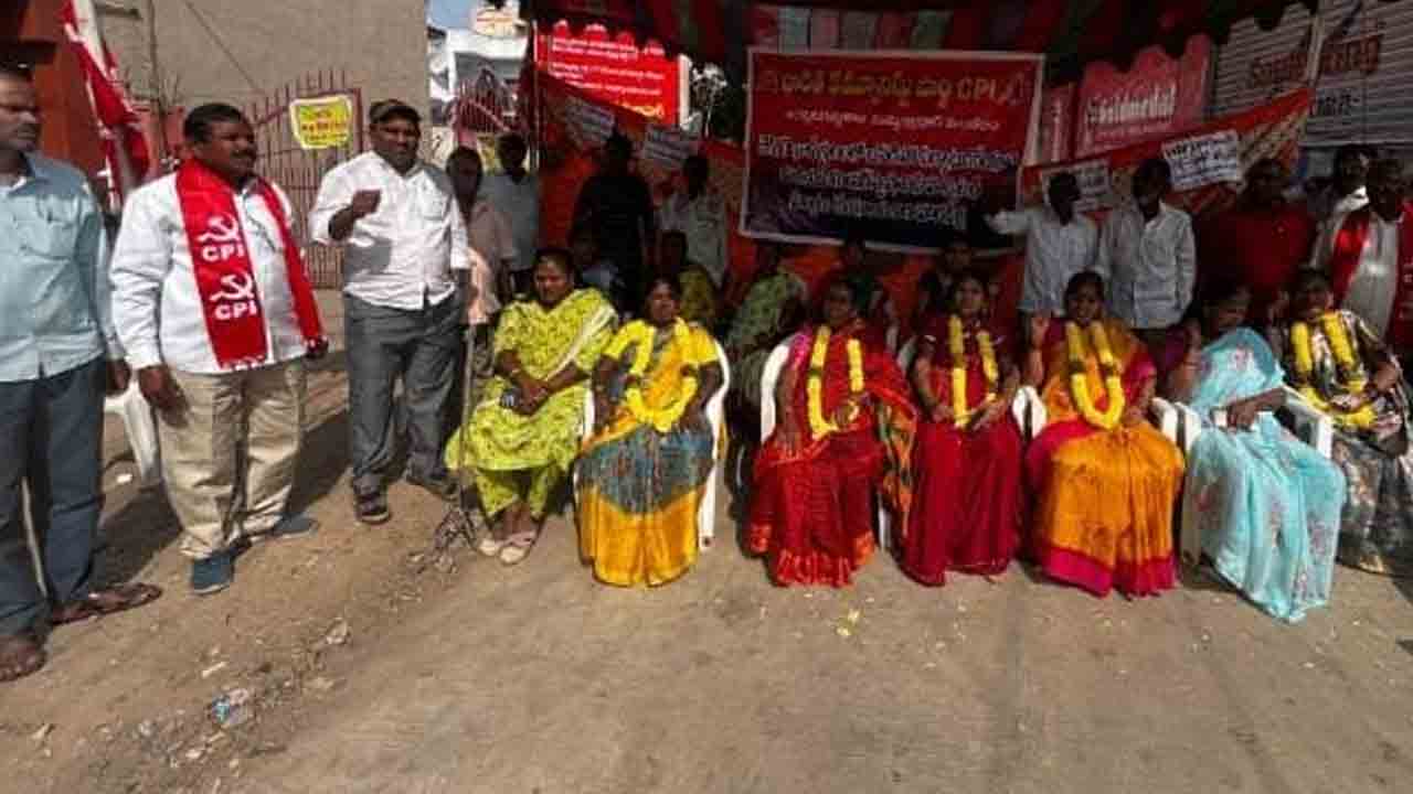 Jagadgirigutta | జగద్గిరిగుట్టలో హాస్పిటల్‌, డిపో నిర్మించాలని మహిళల దీక్ష