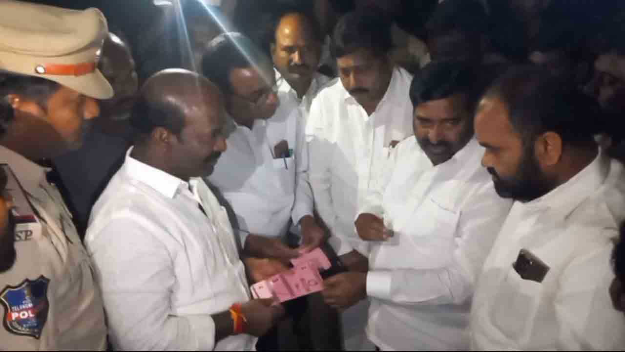 MLA Jagadish Reddy | డ్రైనేజీ కాల్వలో బీఆర్‌ఎస్‌ అభ్యర్ధులకు పోలైన బ్యాలెట్ పేపర్లు.. పోలీసులకు ఫిర్యాదు చేసిన ఎమ్మెల్యే..!