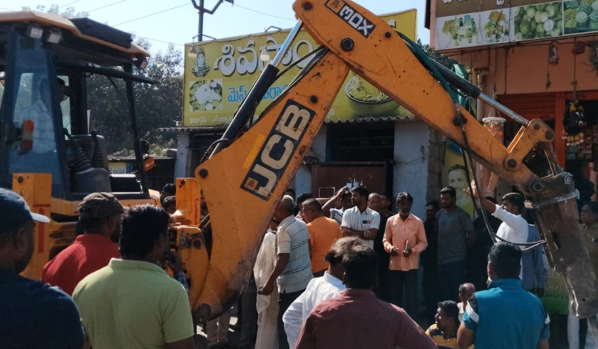 Godavari Khani | గోదావరిఖని లో ఆపరేషన్ చౌరస్తా.. నగరం నడిబొడ్డున దూసుకొచ్చిన బుల్డోజర్