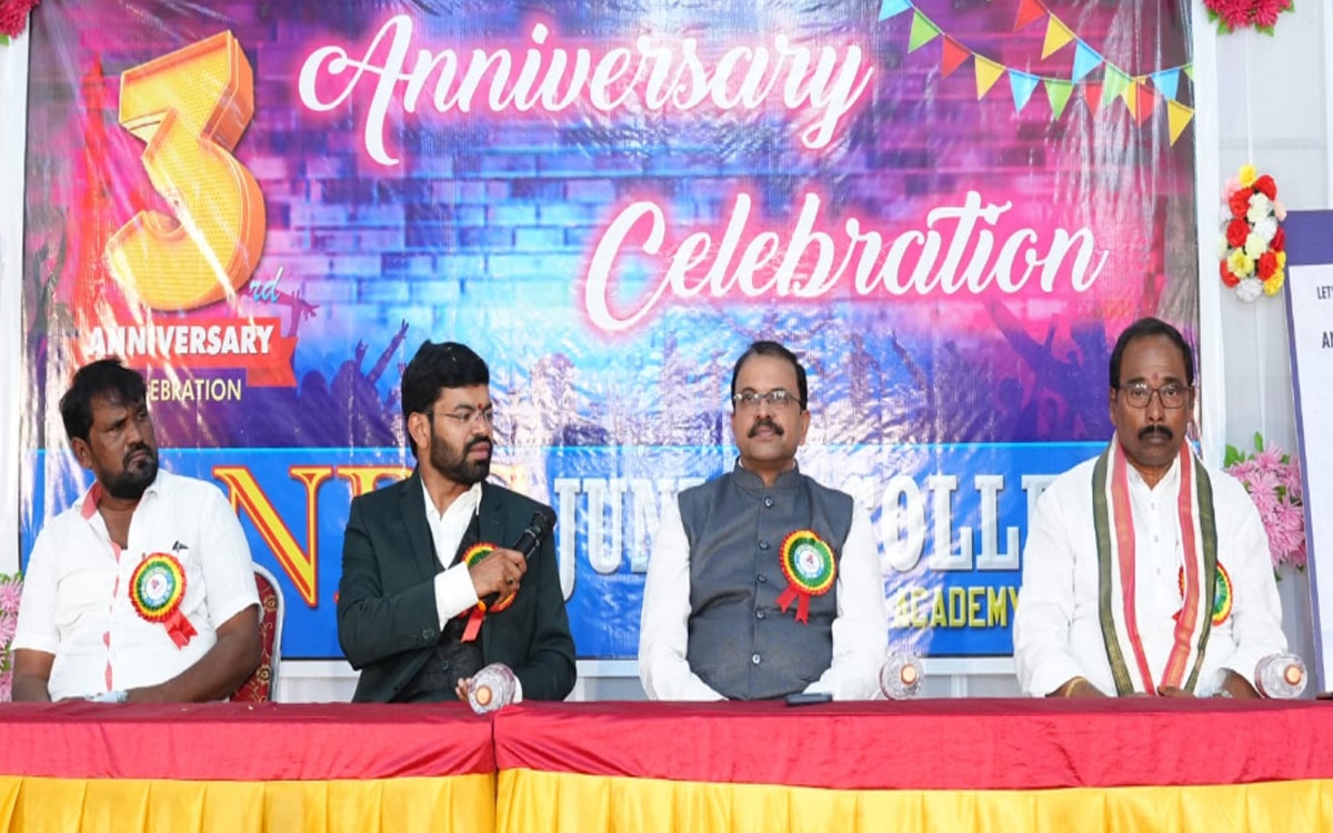 Kodada : ర్యాంకులు సాధించి తల్లిదండ్రులకు మంచి పేరు తేవాలి : వి.వి.లక్ష్మీనారాయ‌ణ‌