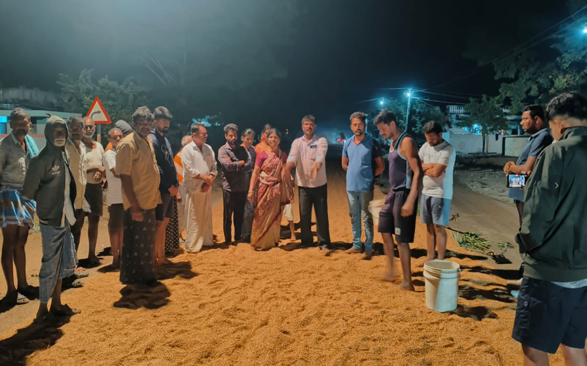 Julurupadu : కాంగ్రెస్కు ఓటేయలేదని వరి ధాన్యాన్ని తడిపిన నాయకుడు