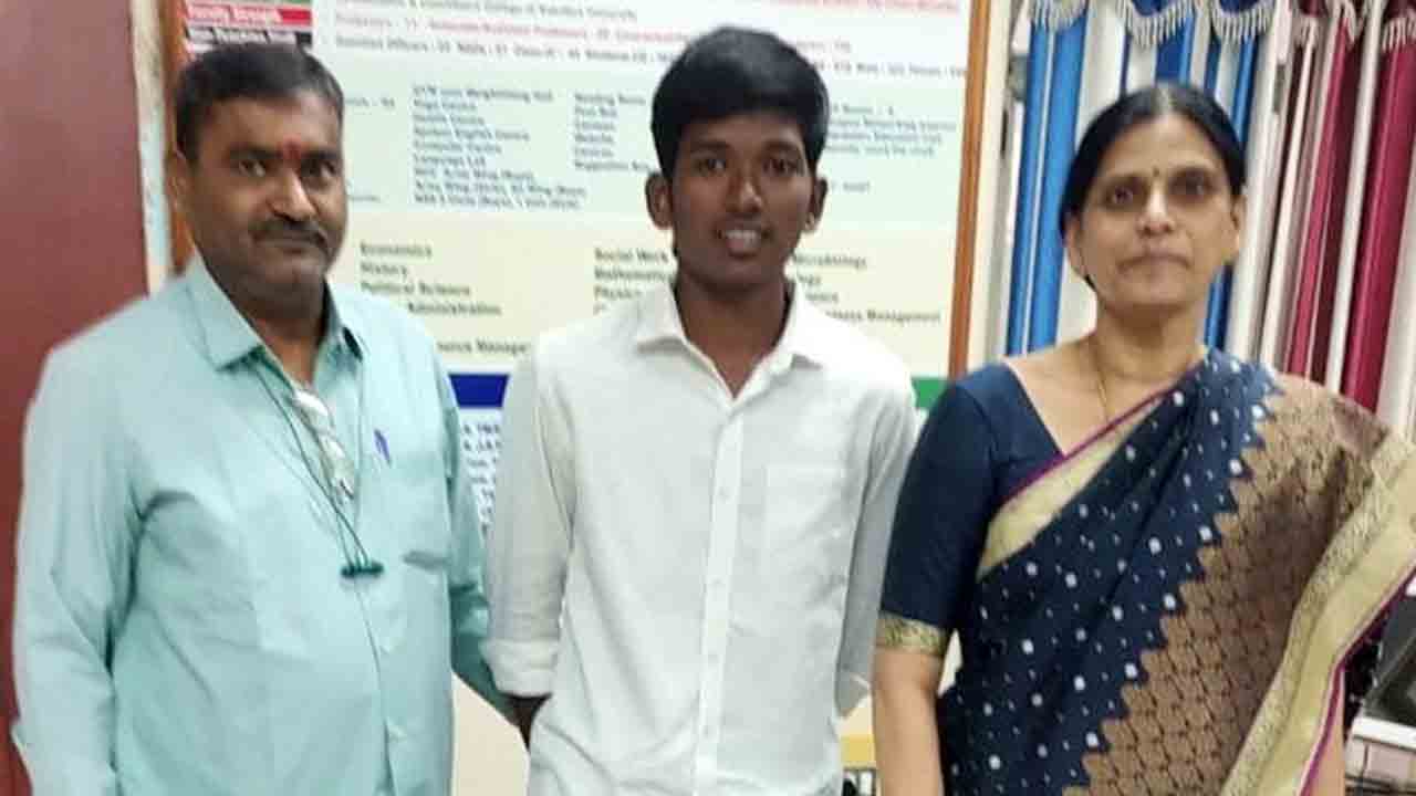 Arts collage | సౌత్‌జోన్‌ పోటీలకు ఆర్ట్స్ ​‍కాలేజీ విద్యార్థి సాయికుమార్‌ ఎంపిక