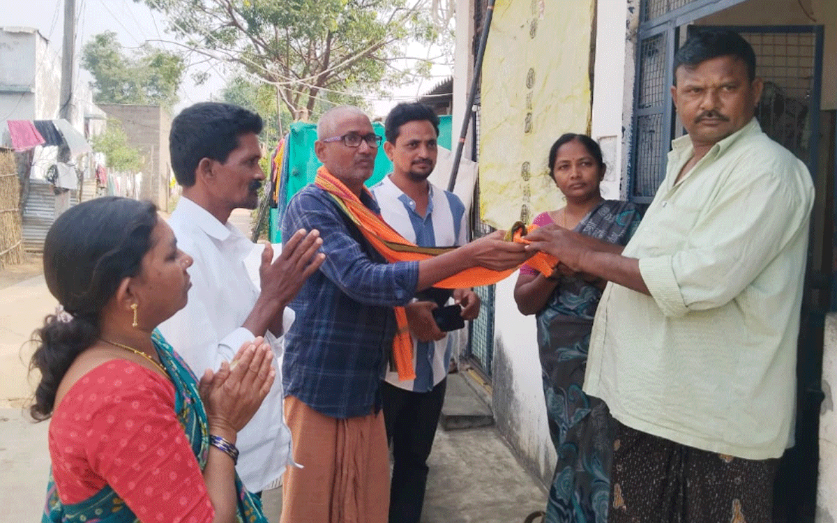 Julurupadu : నామినేషన్ ఫీజు కోసం సర్పంచ్ అభ్యర్థి భిక్షాటన