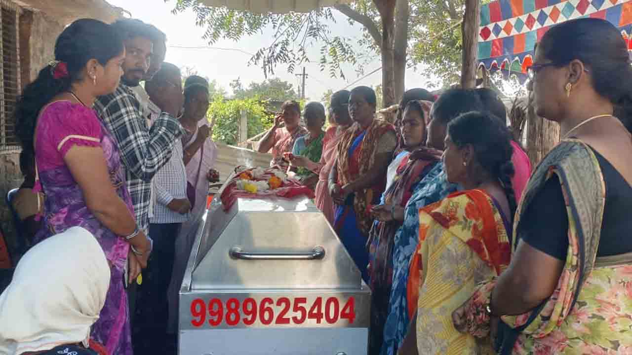 Karepalli | ఎన్నికల విధుల్లో అస్వస్థతకు గురైన అంగన్‌వాడీ టీచర్ మృతి