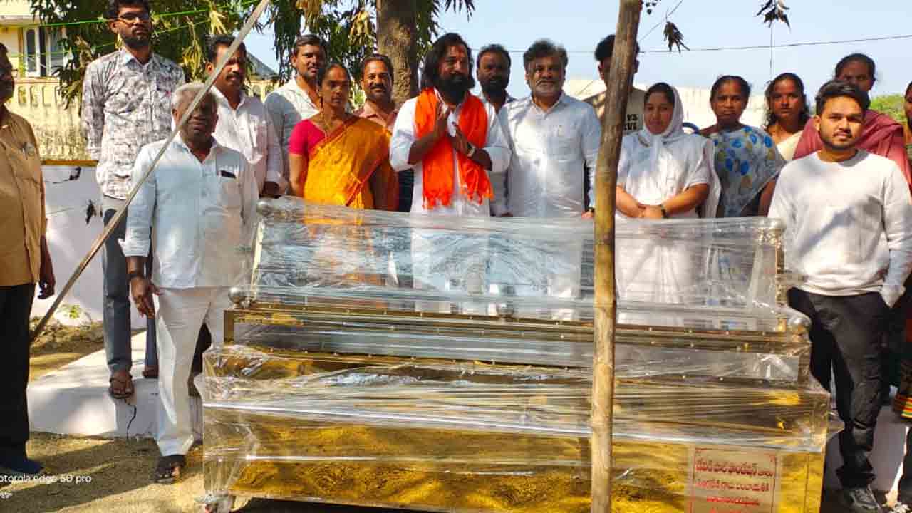 Singareni | సింగరేణి గ్రామపంచాయతీకి ఫ్రీజర్ బాక్స్ వితరణ