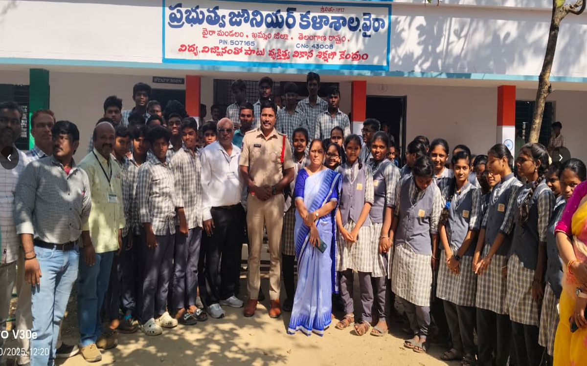 Karepally : తల్లిదండ్రుల జ్ఞాపకార్థం కళాశాల విద్యార్థులకు యూనిఫామ్‌లు అందజేత‌