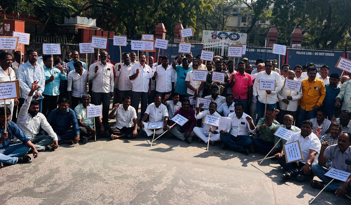 Karimnagar | మా భూములుపై ఆంక్షలు తొలగించాలి..  రోడ్డుపై బైటాయింపు, కలెక్టరేట్‌ ఎదుట రేకుర్తి వాసుల ధర్నా