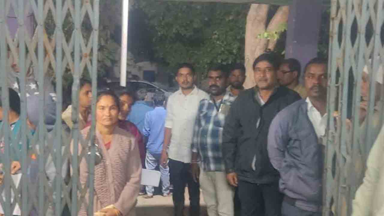 Kasipeta | కాసిపేటలో అర్ధరాత్రి వరకు సాగిన నామినేషన్ల పర్వం