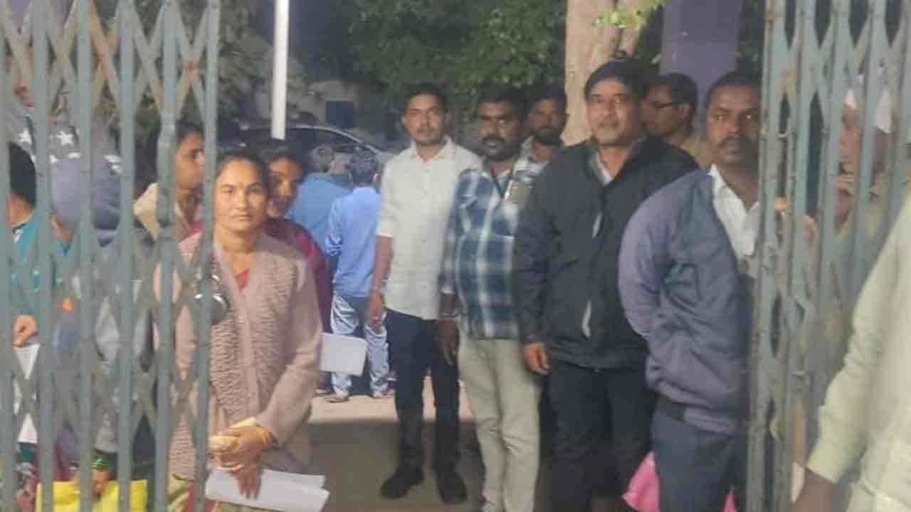 కాసిపేటలో అర్ధరాత్రి వరకు సాగిన నామినేషన్ల పర్వం