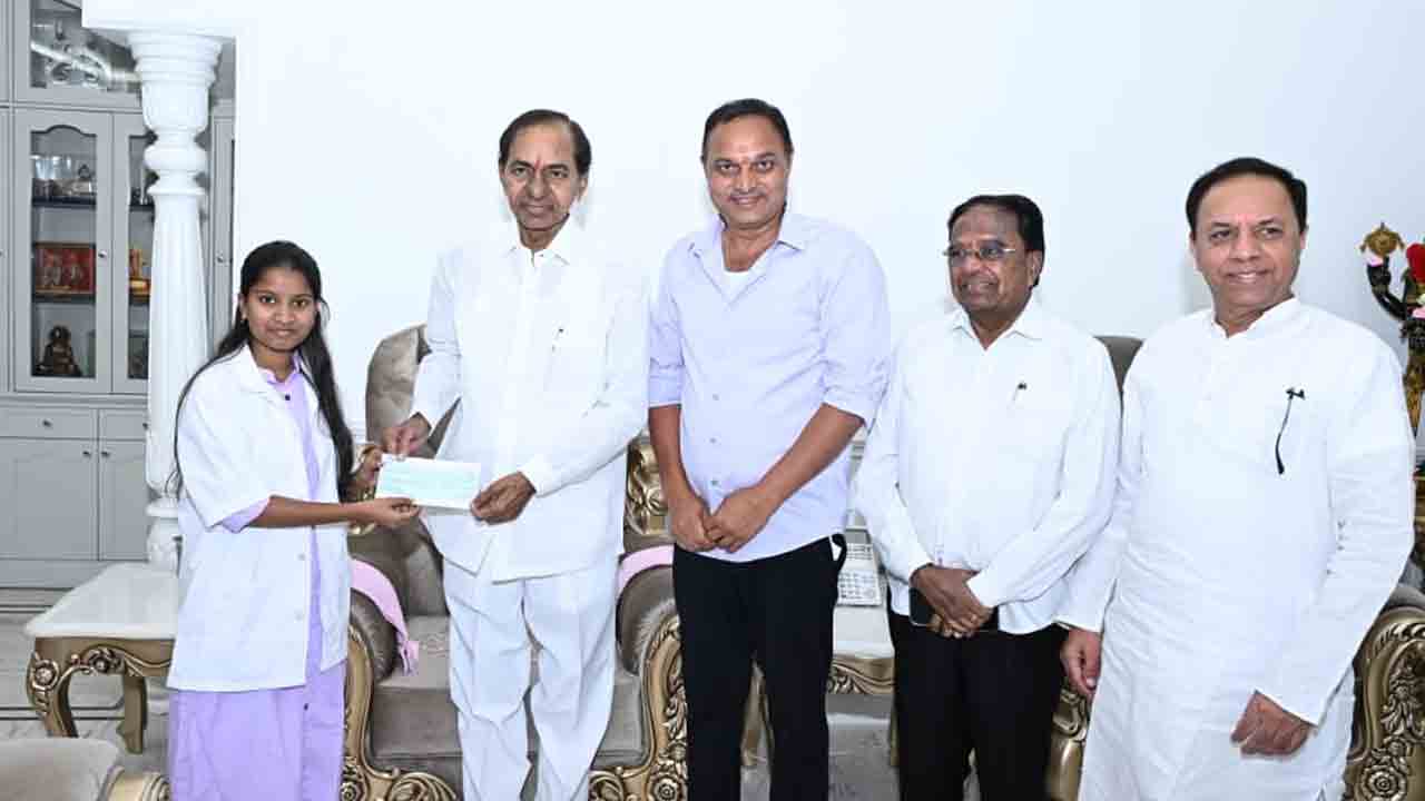 KCR | ఎంబీబీఎస్ విద్యార్థులకు చెక్కులు అందజేసిన కేసీఆర్