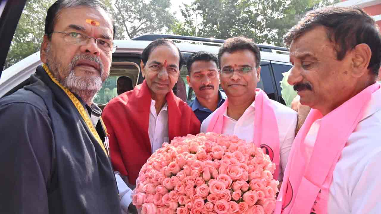 KCR | అసెంబ్లీకి చేరుకున్న కేసీఆర్.. బీఆర్ఎస్ ఎమ్మెల్యేలు, ఎమ్మెల్సీల ఘనస్వాగతం