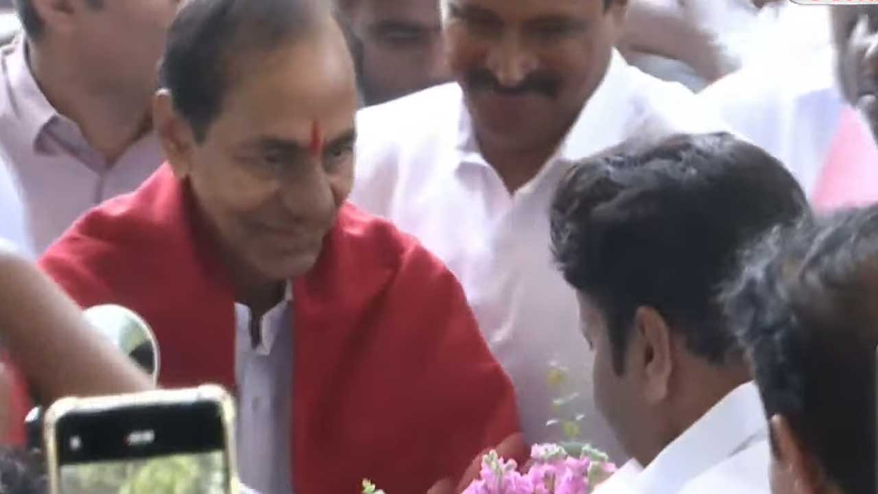 KCR | తెలంగాణ భవన్‌కు చేరుకున్న కేసీఆర్‌.. బీఆర్‌ఎస్‌ఎల్పీ, రాష్ట్ర కార్యవర్గ సంయుక్త సమావేశం ప్రారంభం