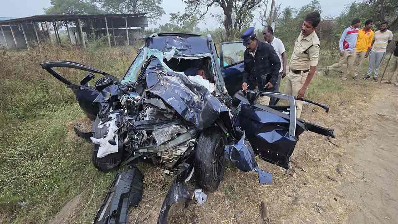 Road Accident | ఖమ్మం జిల్లాలో కారును ఢీకొన్న లారీ.. ఇద్దరు మృతి, ముగ్గురి పరిస్థితి విషమం