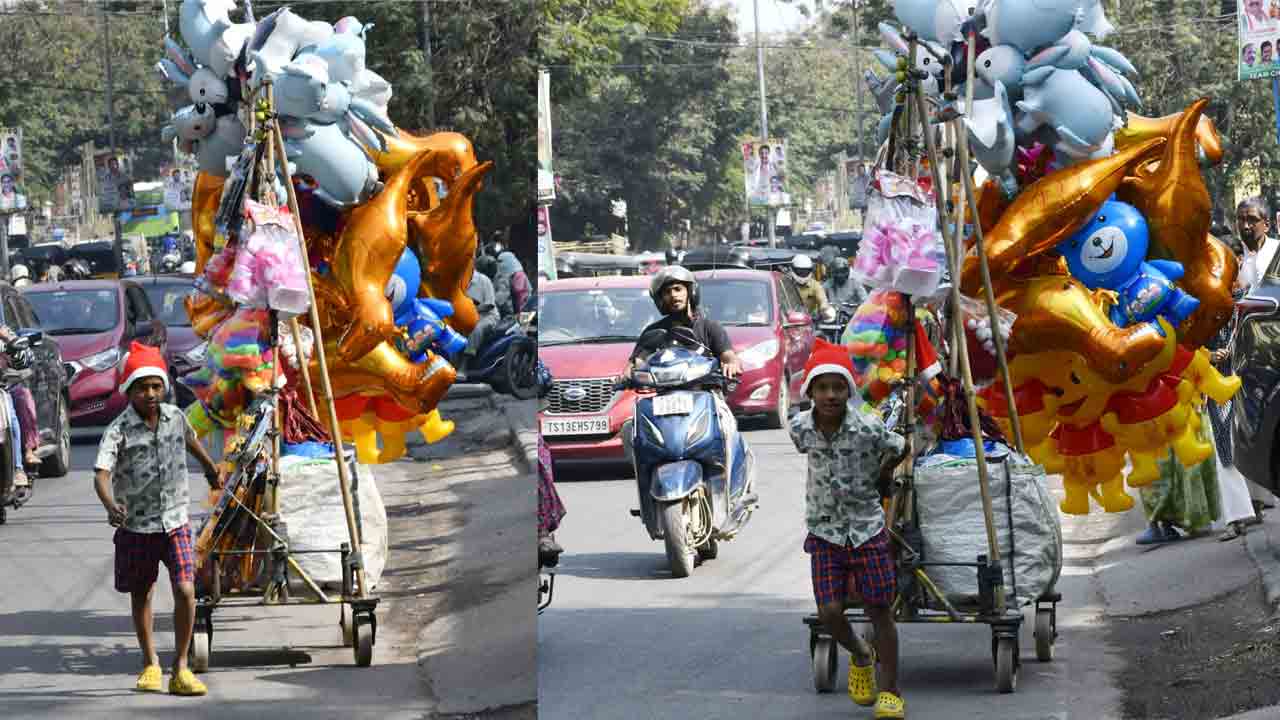 Kid Selling Toys | పండుగైనా.. పబ్బమైనా.. బొమ్మలమ్మితేనే పొట్ట నిండేది..!