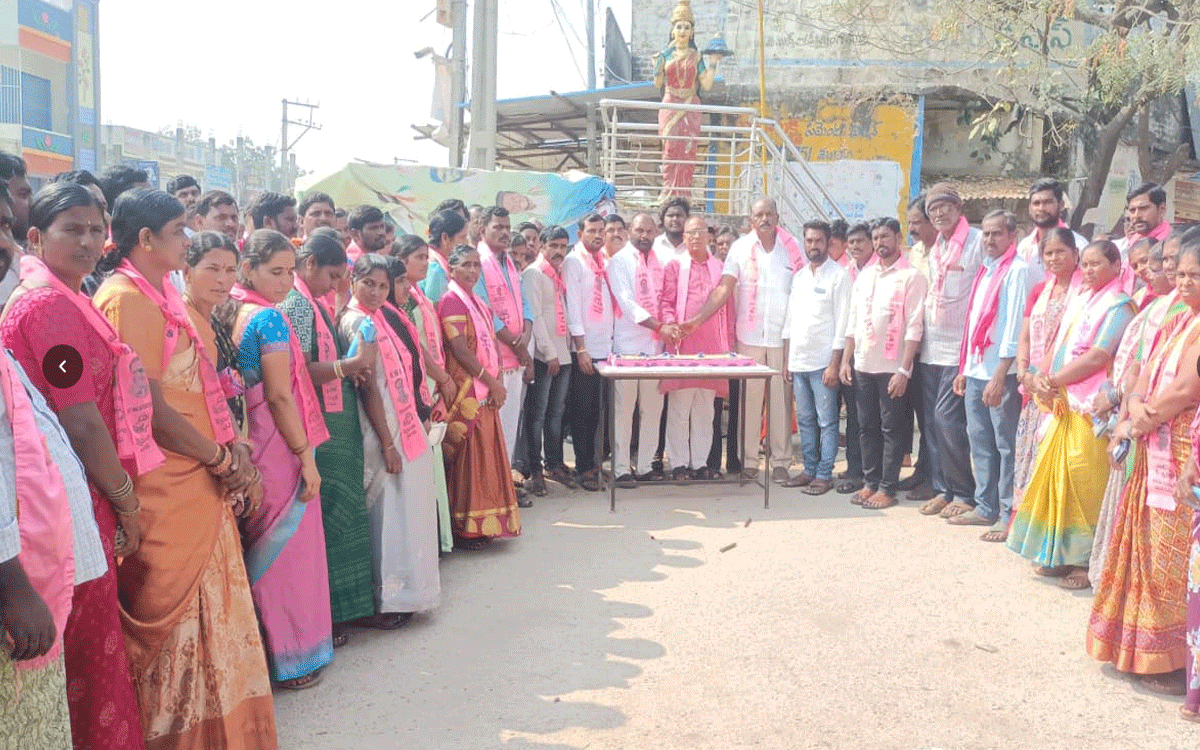 Thungathurthi : ఘనంగా మాజీ ఎమ్మెల్యే గాదరి కిశోర్ జన్మదిన వేడుకలు