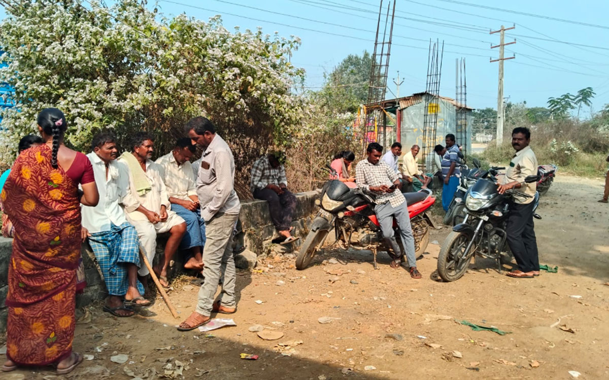 Khammam Rural : ఫెర్టిలైజర్ యాప్ తిప్పలు.. రైతుల‌ పడిగాపులు